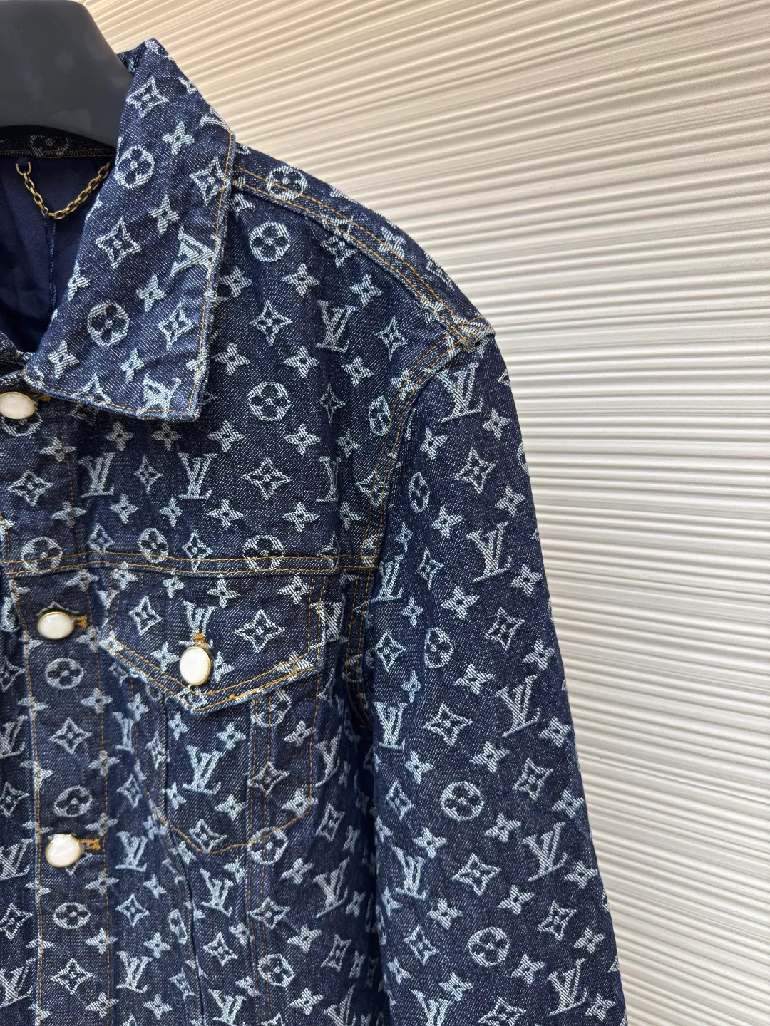 LOUIS VUITTON Presbyopia all-over printed denim jacket ●Authentic product: Purchased and developed by 23639 ●Item number: 1680010-B55 ●Fabric: Denim denim fabric ●Technology: Jacquard production ●Version: fitted version ●Weight: about 850 grams ●Size: 46-48-50-52 ●Description: The fabric is made of denim, full of Monogram jacquard pattern, and is decorated with hot-drilling technology to form the brand's classic pattern. The waist is made of old flocked leather tags, and the hardware is molded. The overall routing is straight and delicate. The fabric is comfortable and soft, and the color is consistent without color difference. It can be matched with the same style to create a fashionable look and control various occasions. Customized accessories, complete with three standards, same style for men and women.